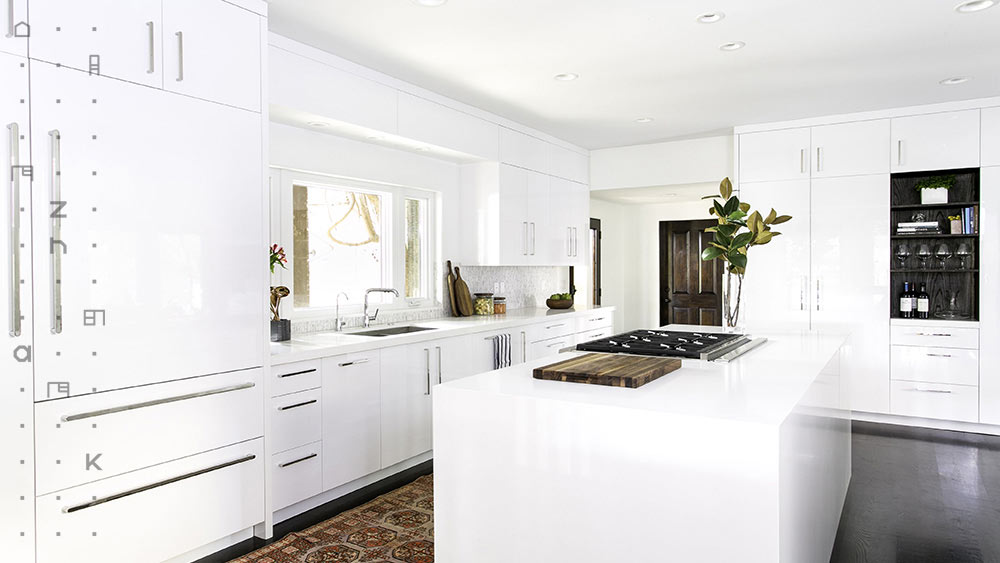 کابینت های مدرن سفید به دلیل سادگی برای آشپزخانه های کوچک مناسب هستند.