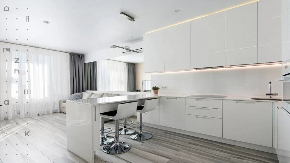 کابینت مدرن سفید فضای آشپزخانه را خاص و ویژه میکند. 