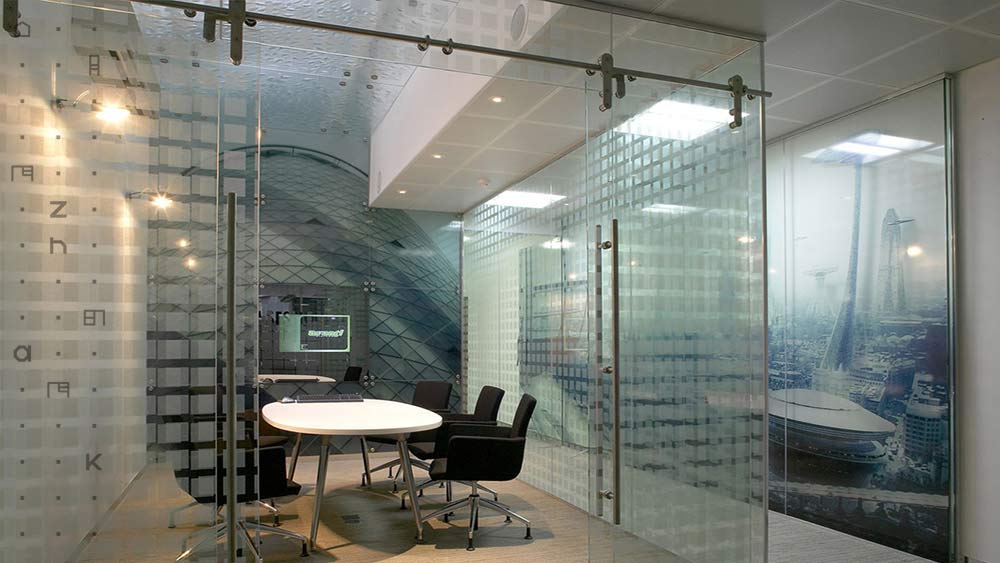پارتیشن شیشه ای فریم لس یکی از بروزترین نمونه های پارتیشن است.