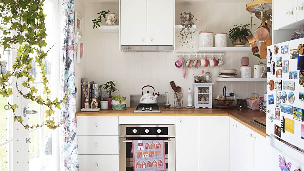 یکی ‌دیگر از عواملی که به راحتی می‌توانید فضا خلق کنید و مدلی جذاب برای کابینت آشپزخانه‌های کوچک باشد حذف گاز‌های فر‌دار است.