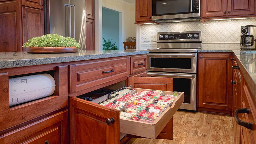 برای اینکه چیدمان آشپزخانه کوچک اصولی باشد باید درون کابینت‌ها از نظم‌ دهنده‌ها استفاده کنید.